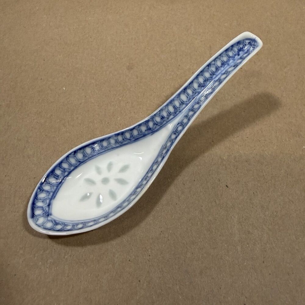 Vintage Chinese Porcelain Blue & White Hand Painted Rice Eyes Soup Spoon